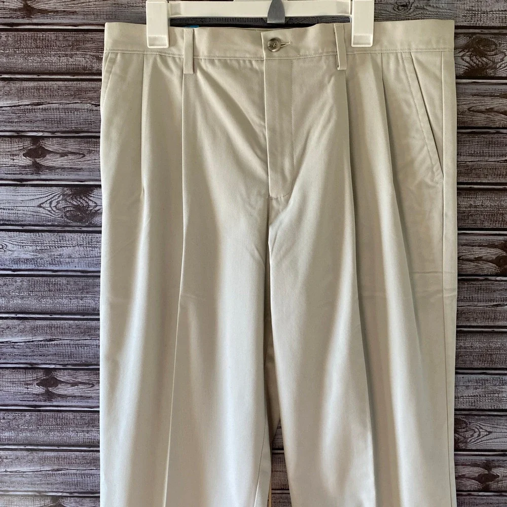 Dockers Men's Classic Fit Easy Khaki‎ Pants Size 36 x 32 Pleated Pockets NWT